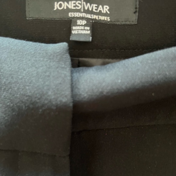 Jones wear , jacket  14 P, length 22,1/2” sleeves 22”. Pants 10 P, inseam 29” - Picture 5 of 9